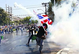 Thai protest leader meets Yingluck