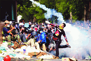Thai PM refuses to step down