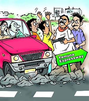 Cab waylaid, 8 robbed on Yamuna E-way