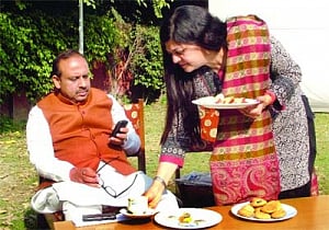 Polls wind up, leaders wind down