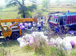 Truck carrying yarn turns turtle in Durg, leaves 9 dead