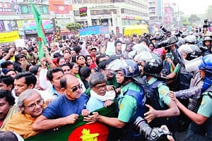 Protesters in B'desh express ire over resolutions on Mollah