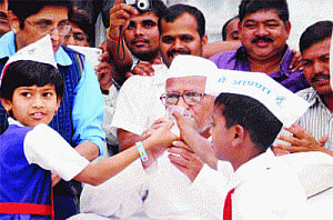Anna breaks fast, thanks MPs for lokpal Bill passage
