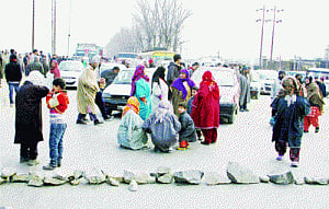 Batmaloo women block Srinagar highway against power cuts