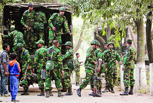 B'desh forces lay siege to BNP chief's house