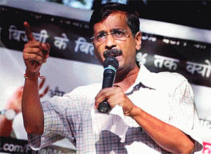 Kejriwal asks 'honest' babus to SMS, email him for postings