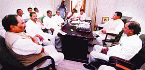 T Cong Ministers join forces with KCR to crush Seemandhra leaders' delay tricks