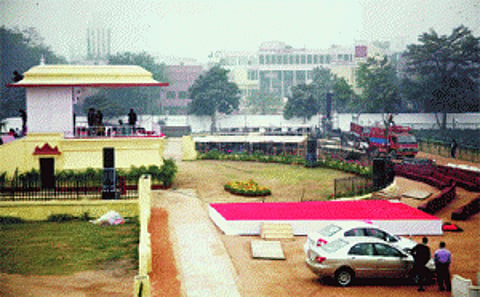 Kejri breaks new ground when he takes oath of office at Ramlila
