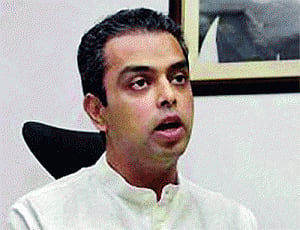 Deora too wants debate in Maha House