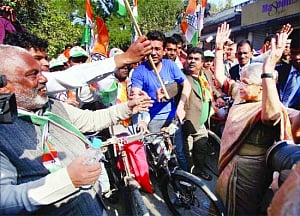 CM takes up cudgels for Cong