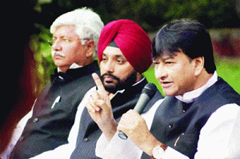 Cong dares AAP to obey mandate