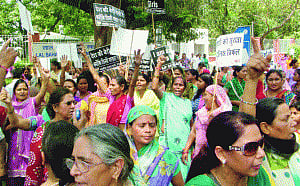 Protesters lay siege to 7 RCR, 10 Janpath