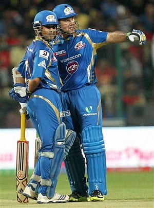 IPl final: Chennai restrict Mumbai to 148/9