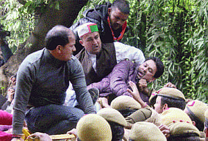 Stung by BJP letter, Virbhadra deposes before 10 Janpath