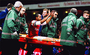 Walcott met with coin-pelting by Spurs fans after 2-0 loss