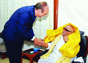 Azad meets Karuna, terms it 'courtesy call'