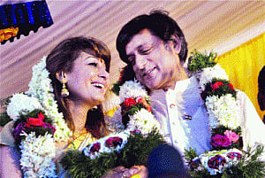 Tharoors make up post tweetoversy
