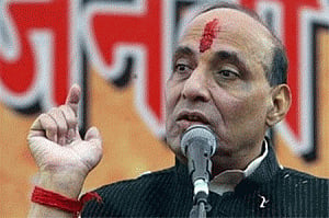Rajnath hits back at Cong, says it divides on religious lines