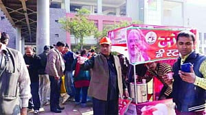 BJP serves hot 'Modi chai' to people