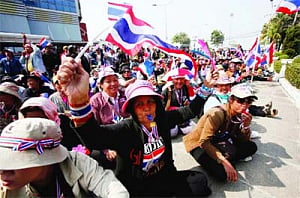 Pro-Govt 'red shirt' leader shot at, Thailand tense