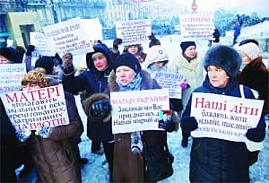 Ukrainian protesters occupy Govt buildings