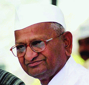 Hazare favours Didi's flip flops over Kejri's fancies