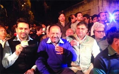 NaMo brews bonhomie with Delhiites over tea
