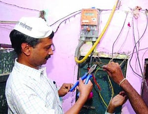 AAP plumbs new depths, owes Rs 400 cr to 3 discoms