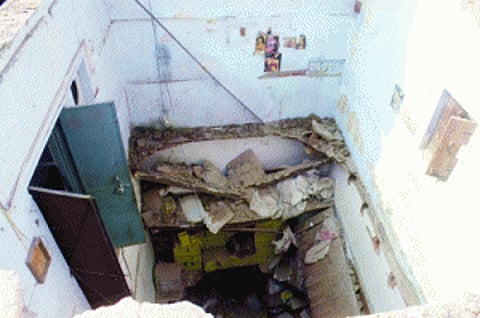 2 die in Paharganj building collapse