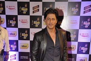 SRK, Farhan Akhtar honoured at Mirchi Music Awards