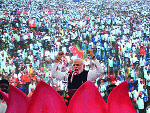 Dus numbari Gandhis to blame for Seemandhra's plight: Modi