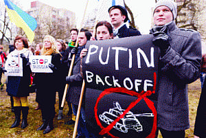 Russian troop convoy on road to Crimea's capital