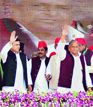 Mulayam harps on Guj riots to take on NaMo