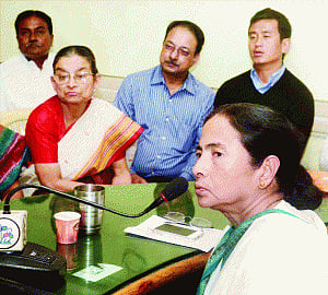 Jaya calls up, Moushumi calls on Didi