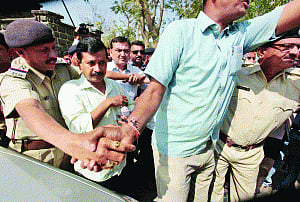 Drama king Kejriwal turns up at Modi's gate uninvited