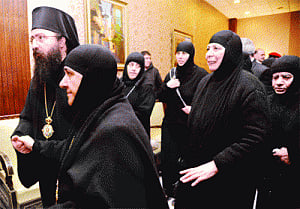 Syrian rebels free nuns in rare prisoner exchange deal