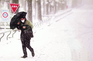 Three dead, 500 hurt as heavy snow hits Japan