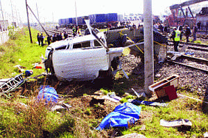 9 dead after train crashes into minibus in Turkey