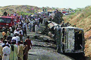 35 killed as buses, truck collide in SW Pak