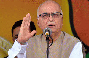 Advani slams Manmohan Singh as the weakest PM ever