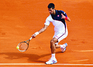 Djokovic begins defense in style