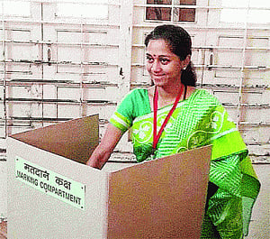 BRISK VOTING ON 121 SEATS; BENGAl ON TOP