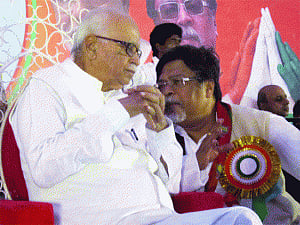 Vote for BJP en masse: Advani