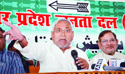Murder accused shares dais with Nitish