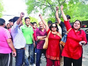 100 aggrieved home buyers raise 3-hour hell outside Supertech office