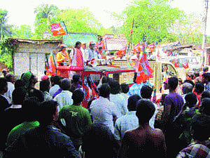 It's war of flowers in Hooghly