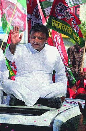 Akhilesh defends Vadra, accuses BJP of excesses