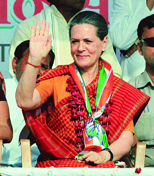 Voters to seal Modi, Sonia's fates today