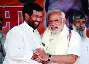 NaMo slams 'mother-son Govt' over lalu
