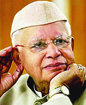 Ujjwala stages dharna outside Tiwari's house